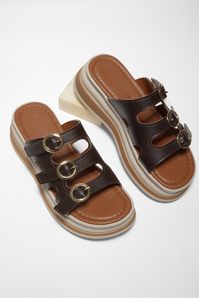 Tonny Black Γυναικείες άνετες παντόφλες με ψηλή σόλα σε καφέ χρώμα