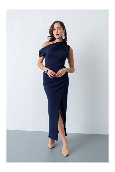 LC Waikiki Kadın Lacivert Omuz Dekolteli Midi Davet Elbisesi
