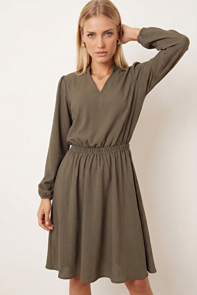 armonika Γυναικείο φόρεμα χακί με λαιμόκοψη V και ελαστική μέση ARM-26K001094