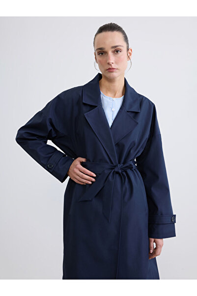 LC Waikiki معطف نسائي كبير الحجم باللون الأزرق الداكن مع ياقة وحزام بأزرار عل...