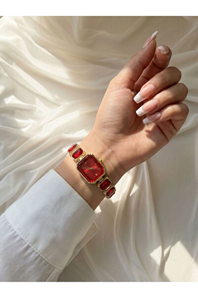 Mazzy Kırmızı Taş Detaylı Kadın Kol Saati – Altın Renk Kasa & Şık Takı Görünü...