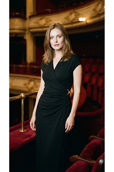 the bera fashion Kadın Siyah Kruvaze Yaka Drapeli Broş Detaylı Uzun Elbise