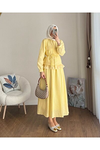 Miraydın Butik طقم تنورة وقميص بتفاصيل دانتيل M25191 - أصفر
