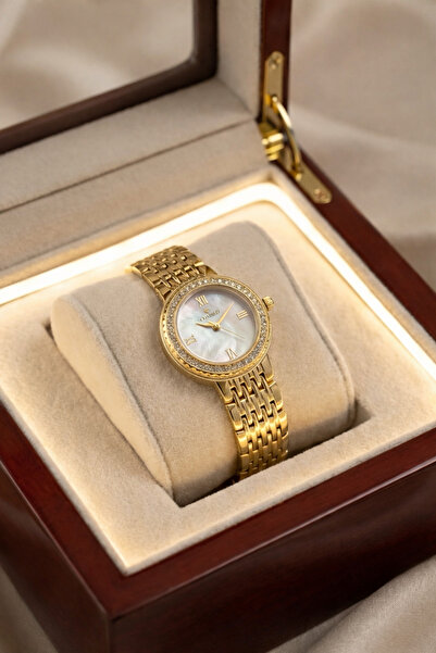 CLASTCO A luxurious gold women's watch with a jeweled bezel – refined classic...