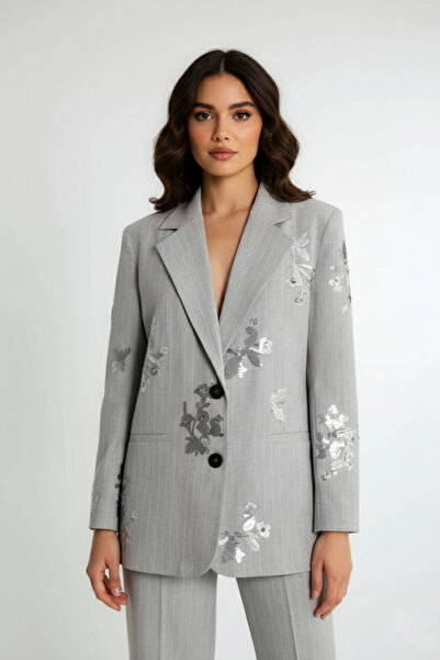 BIGNUANCE بدلة بليزر كبيرة الحجم باللون الرمادي الفاتح مع تفاصيل زهرية