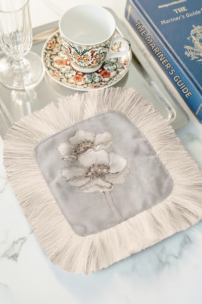 Evimde Bambaşka منديل تقديم أنيق مزين بالزهور وحواف مزخرفة - منديل تقديم القه...