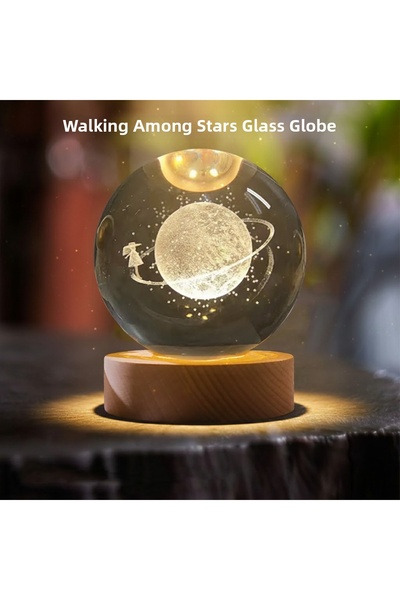 Najmaddin كرة زجاجية زخرفية مضيئة باللون الأصفر مع تمثال فتاة وقاعدة خشبية