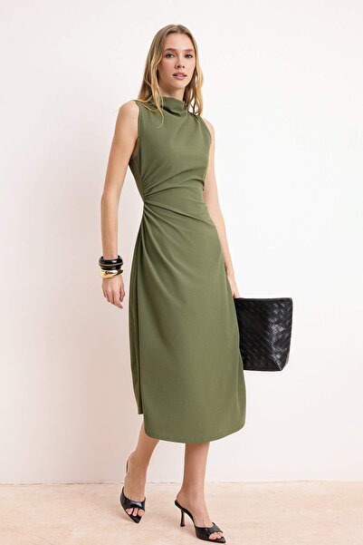 ترينديول كوليكشن فستان كاكي بقصة A/شكل جرس غير متماثل بدون أكمام مع ثنيات وطو...