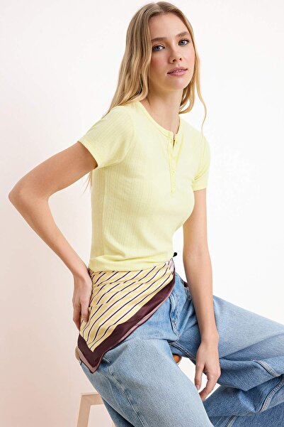 Trendyol Collection Bluză tricotată galbenă, mulată, cu mânecă scurtă, model ...