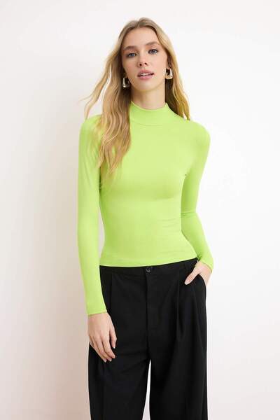 Trendyol Collection Bluză tricotată elastică, cu guler înalt, mânecă lungă, v...