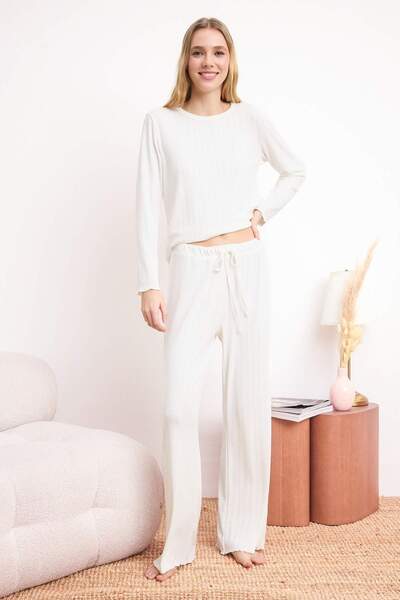 Trendyol Collection Weißes Baby-Overlock-Soft-Touch-Winter-Pyjama-Set aus ger...