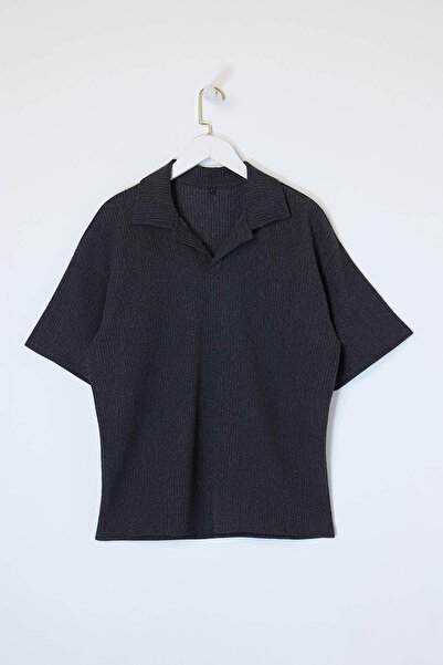 Trendyol Collection Schwarzes Oversize-T-Shirt mit Polo-Ausschnitt und einfar...