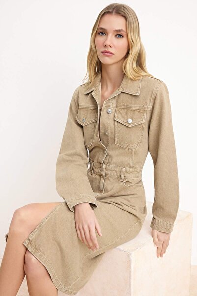 Trendyol Collection Μπεζ πουκάμισο με γιακά Maxi τζιν φόρεμα TWOSS26EL00039