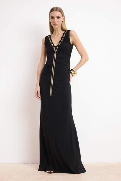 ترينديول كوليكشن فستان سهرة طويل محبوك مع تفاصيل إكسسوارات سوداء وفستان حفل ا...