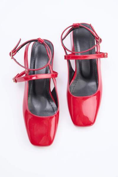 TRENDYOL SHOES Rote Mary Jane-Schuhe mit Knöchelriemen und quadratischer Zehe...