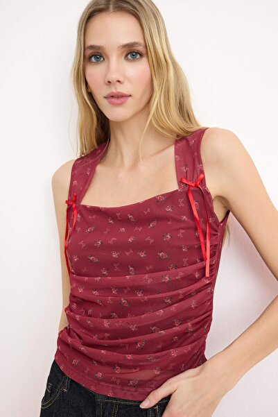 ترينديول كوليكشن بلوزة قصيرة مبطنة ومطبوعة باللون العنابي مع تفاصيل فيونكة