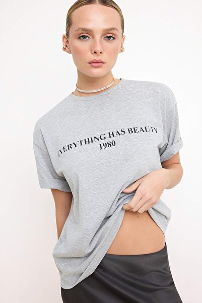 Trendyol Collection Grau meliertes, 100 % Baumwolle, mit Slogan bedrucktes, e...