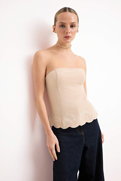 Trendyol Collection Μπεζ υφαντή μπλούζα με λεπτομέρεια κεντήματος TWOSS26BZ00500