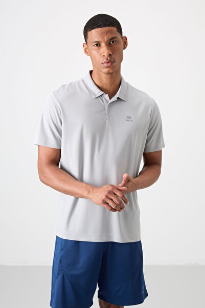 TOMMY LIFE Ανδρικό μπλουζάκι με ενεργό αθλητικό λαιμό πόλο με τυπωμένο γκρι λ...