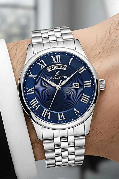 Daniel Klein ساعة يد رجالية بسوار تقويم من سلك فولاذي هدية باللون الفضي والأز...