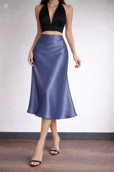 Kahra Collection تنورة من الساتان باللون الأزرق النيلي بطول متوسط