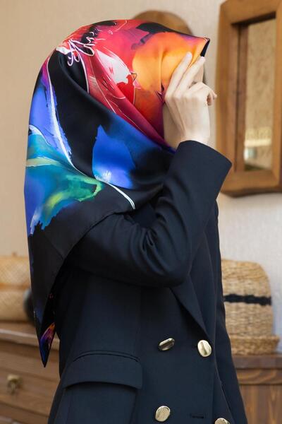 Vissona %100 Twill İpek Sulu Boya Çiçek Desenli Siyah Renkli 90x90 Eşarp Diki...
