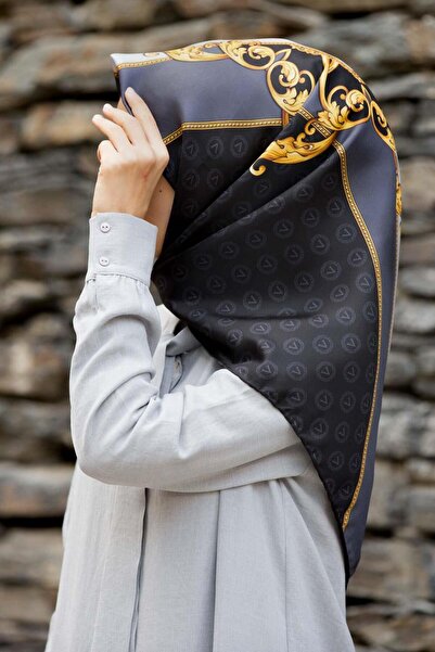 Vissona %100 Twill İpek Monogram Ve Barok Desenli Siyah - Gri Renkli 90x90 Eş...