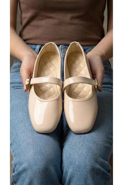 Beyond حذاء ماري جين نسائي من الجلد اللامع بإبزيم كريمي اللون بعرض 1 سم BYNDS...