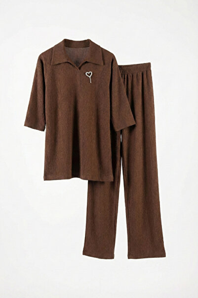 şuranur Guler de cămașă cu broșă maro - Costum pantalon elegant țesătură înfă...