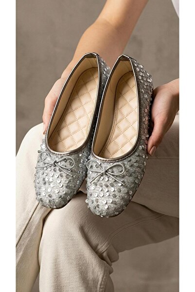 Beyond حذاء باليرينا نسائي فضي مزين بفيونكة وترتر 1 سم BYNDPUL01