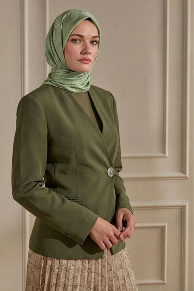 SilkTouch وشاح مرجاني بنمط مونوغرام من كاجلا