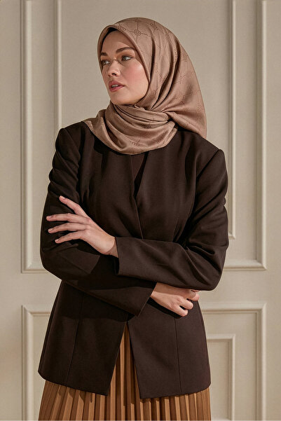 SilkTouch وشاح مرجاني بنمط مونوغرام تابا