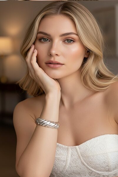 CAŞ DEKORASYON Silver Color Twist Plate Clamp Bracelet