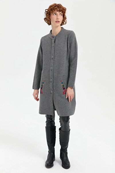 Desen سترة صوفية نسائية ذات ياقة واقفة ومطرزة بشكل قياسي DSN24K24012