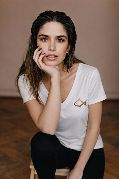 TWINTICKS Γυναικείο μπλουζάκι με λαιμόκοψη V και στάμπα ψαριού σε λευκό χρυσό...