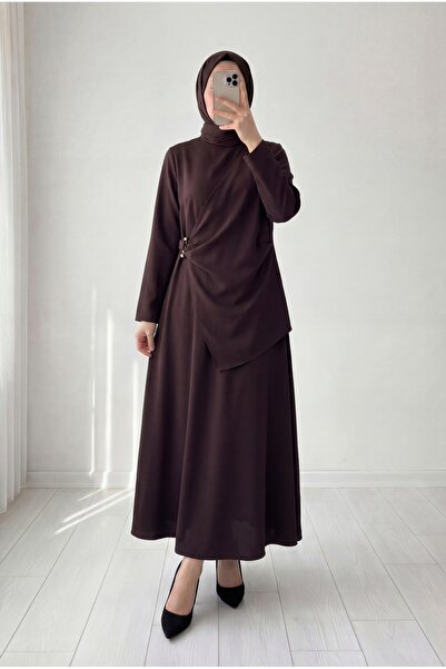 BENAHOLL فستان يلدّا بأزرار على الجهتين من الكريب بتفاصيل مينيمالية وإكسسوارا...