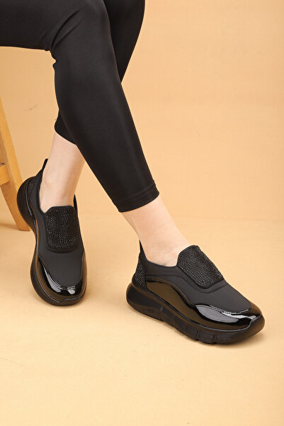 Nilsa Shoes Γυναικεία παπούτσια περπατήματος σε μαύρο χρώμα με πέτρινη λεπτομ...