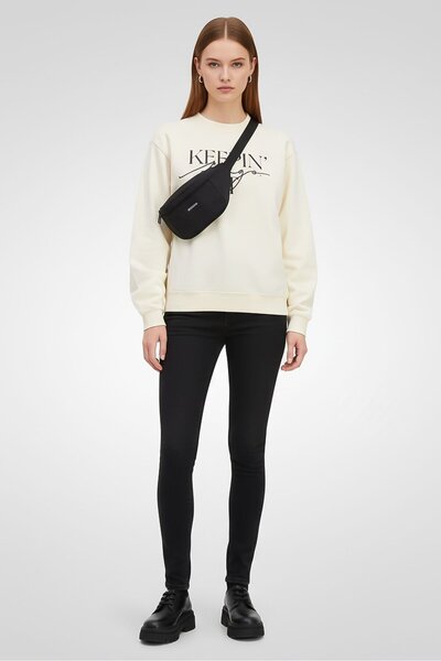 Hugo by Hugo Boss سويت شيرت نسائي بطبعة جرافيكية ورقبة دائرية، بيج