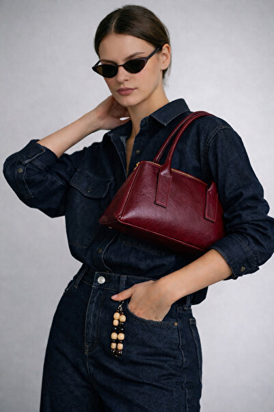 mèche atelier since 2024 حقيبة كتف نسائية من مونيكا باللون الأحمر الداكن