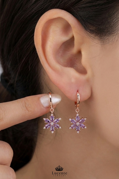 Lucente Jewellery 925 Ayar Bolluk Bereket Aşk Şans ve Zarafetin Simgesi Rose Gold Mor Lotus Kamelya Çiçeği Kararma Karşıtı Rodyum Güçlendirmeli Gümüş Özel Gün Hediyesi Şık & Zarif 1 Çift Sallantılı Halka Küpe