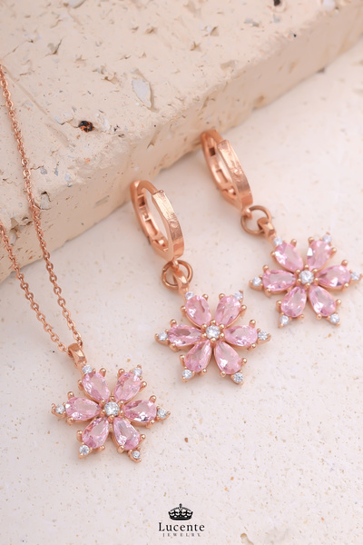 Lucente Jewellery Işıklı Hediye Kutulu Aşk Şans Bereket ve Zarafetin Simgesi 925 Ayar Pembe Taşlı Lotus Çiçeği Gümüş Hediyelik Sevgiliye Eşe Anneye Hediye Ametist Taşlı Lotus Kamelya Çiçeği 2'li Kolye & Küpe Takım Set
