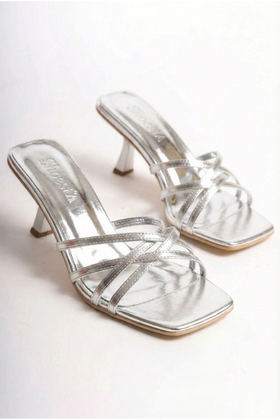 Shoesers شبشب نسائي بتصميم خاص بحزام متقاطع رفيع وكعب رفيع باللون الفضي المعد...