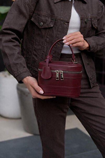 Tandi Bags حقيبة أنديرمو سكوير كروس باللون الأحمر الداكن