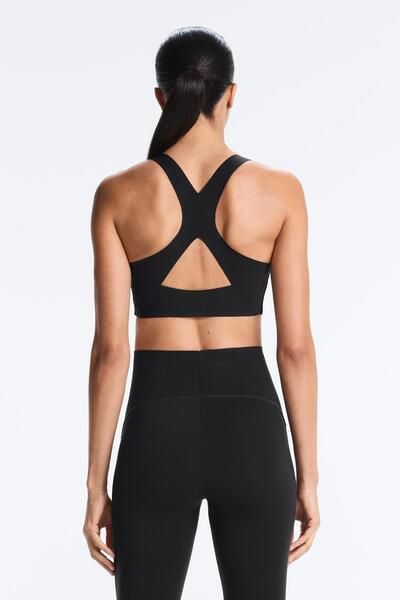 Oysho حمالة صدر ضاغطة ذات دعم متوسط مع أكواب