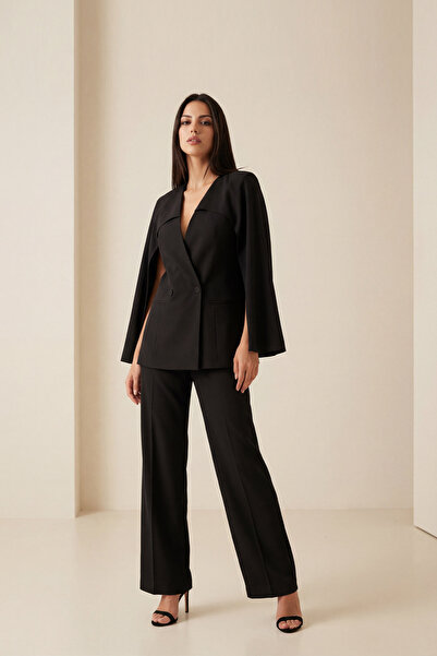 Setre Siyah Pelerin Detaylı V Yaka Ceket Tam Kalıp Pantolonlu Takım
