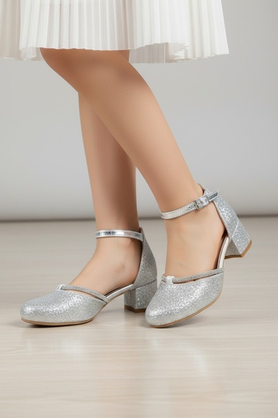PATİK BEBE حذاء بناتي فضي اللون لامع وفضي اللون بكعب مريح وعصري للسهرات