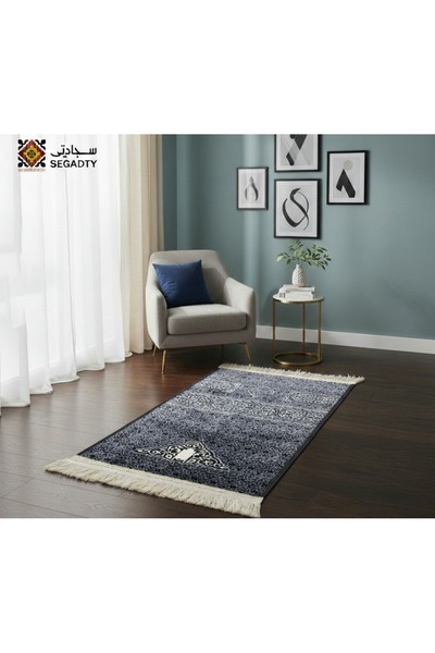 Segadty سجادة صلاة مستوحاة من كسوة الكعبة، تجمع بين القيمة الروحية والراحة ال...