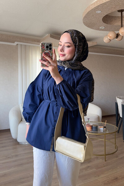 LOCCO قميص بريت بتفاصيل أزرار باللون الأزرق الداكن