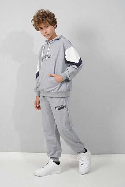 HayKids طقم بدلة رياضية بغطاء للرأس مطبوع عليه خيطين للأولاد