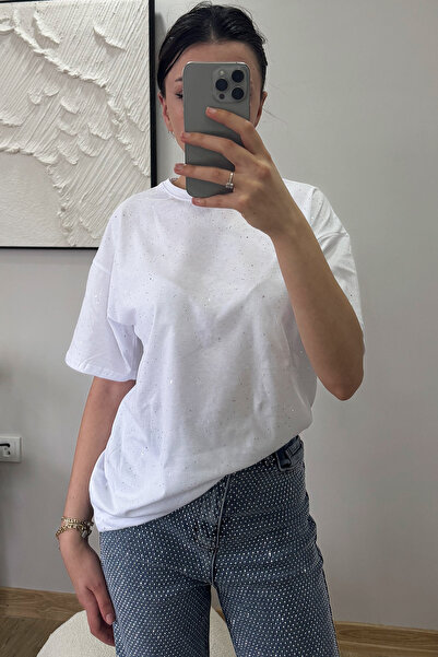 İlayda Toprak Λευκό γυαλιστερό κοντομάνικο μπλουζάκι oversize με γκλίτερ